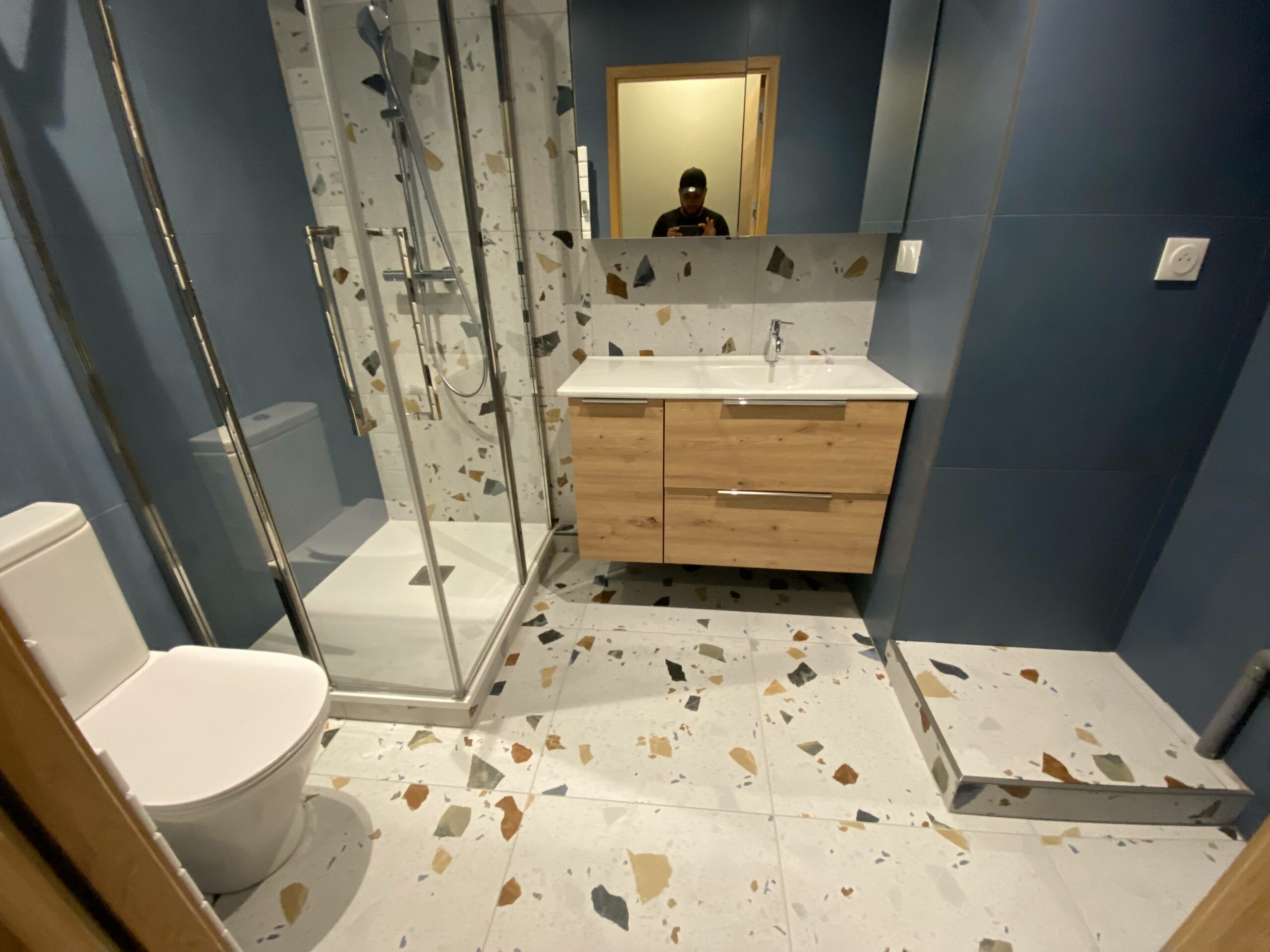 Rénovation salle de bain avec douche, meuble vasque et WC