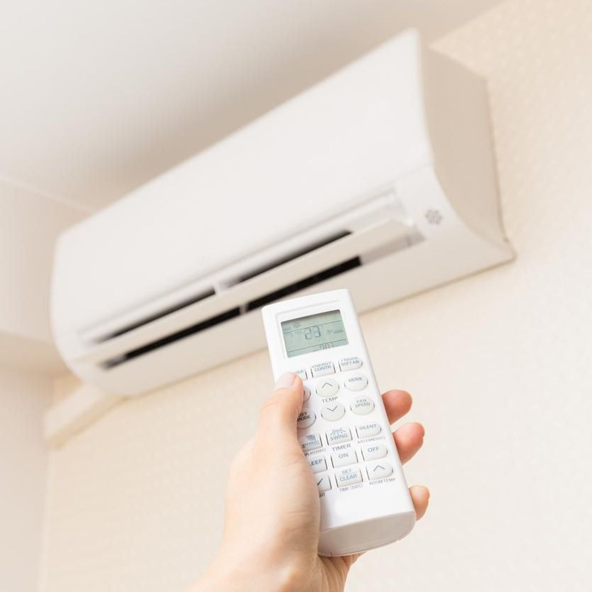 Pose de climatisation murale avec télécommande